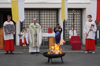 Veranschaulichung  der Predigt: Jugendleiter Fabian Vogel mit  einem Bild von Johannes dem Täufer auf dem Isenheimer Altar und Jugendleiter Felix Vogel  mit der Axt zum Ausspruch des Täufers: „Schon ist die Axt an die Wurzel der Bäume gelegt!“ (Lukas 3) und der Schüler Johannes mit dem Schreibtäfelchen des Zacharias